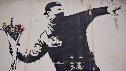 Анонимность во вред: Бэнкси лишился прав на граффити "Метатель цветов"