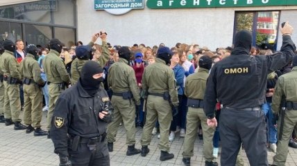Автозаки переполнены: силовики массово задерживают участниц женского марша в Минске (Видео)