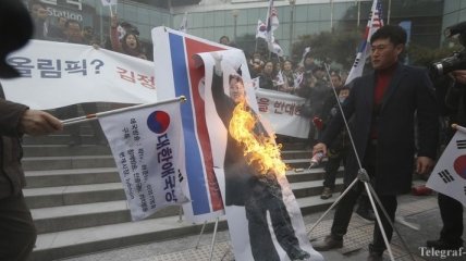 Делегацию Северной Кореи встретили сожженными флагом и портретом Ким Чен Ына