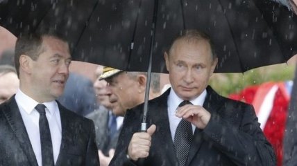 Промокший Путин и венок: кадры напомнили конфуз Януковича
