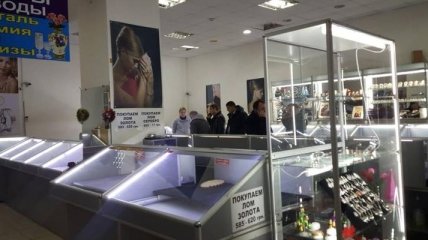 В Николаеве неизвестные с автоматами ограбили ювелирный магазин
