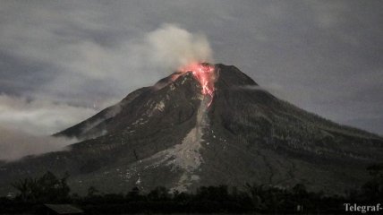 На Суматре началось извержение крупного вулкана (Видео)