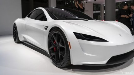 Илон Маск отложил выход Tesla Roadster