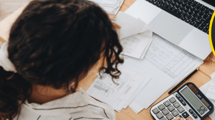 Женщина с калькулятором