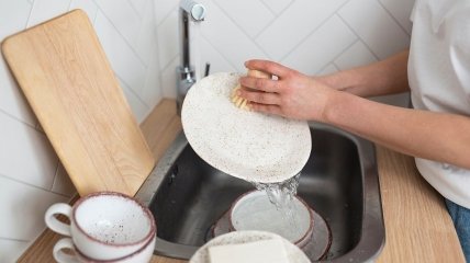 Можно ли отмыть посуду в холодной воде и как это сделать без моющего средства
