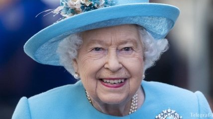 Королевские сенсации: Елизавета II носит парик