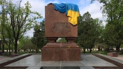 В Харькове неизвестные сняли табличку с монумента "Вечный огонь"
