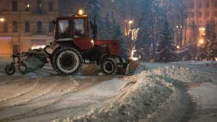 Снег на дорогах Киева будут расчищать всю ночь