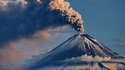На Камчатке вулкан засыпал пеплом поселок