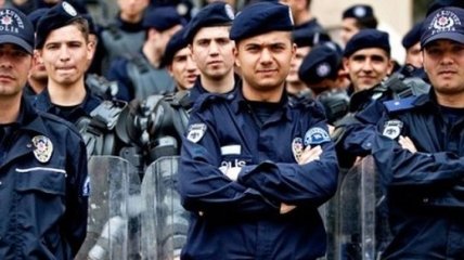 В Турции уволены еще 6 тысяч госслужащих