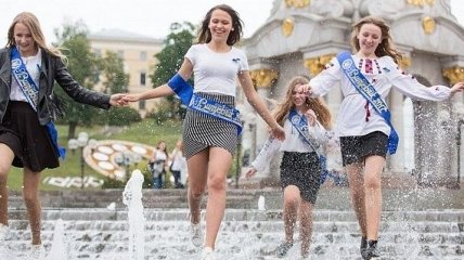 Последний звонок в Киеве: выпускники традиционно искупались в фонтанах (Фото)