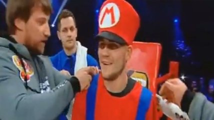 Яркий выход Беринчика в ринг в образе Супер Марио (Видео)