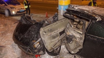 В Днепре Honda "влетела" в столб: авто разорвало на части 