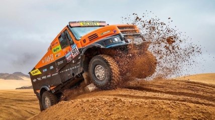 Вантажівка проходить дюну на "Дакарі-2023", ілюстративне фото