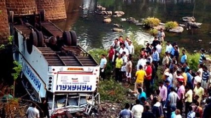 Автобус упал в овраг в Индии: более 20 погибших