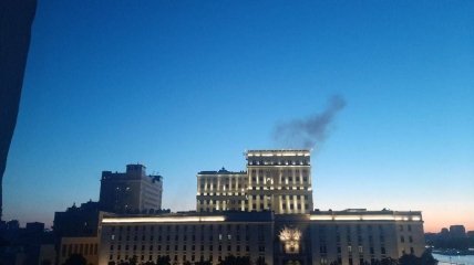 Дым на фоне здания минобороны в москве
