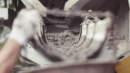 Из-за "Укрзализныци" в Украине снизилось производство цемента