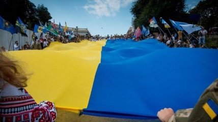 В Киеве украинцы развернули самый длинный флаг Украины (Видео)