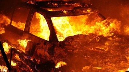 В Харькове горящая машина въехала в забор автосалона