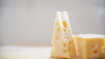 Рассказываем, зачем хранить сыр с кубиками сахара