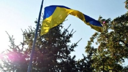 В Луганской области пьяный житель снял флаг со здания местной прокуратуры