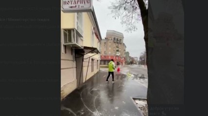 Ледяной коллапс теперь и в Харькове: по улицам города можно передвигаться на коньках (видео)