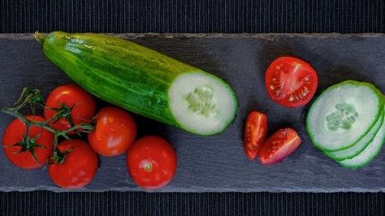 Не может быть!: смешивать помидоры и огурцы в одном салате - опасно