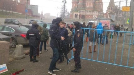 В России оппозиция устроила одиночные пикеты: троих задержали