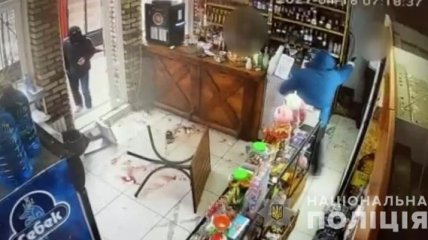 Били битами и стреляли: выяснилась причина зверского нападения на мужчину в магазине на Харьковщине (фото)