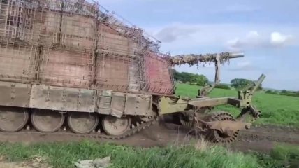 Російських танків-сараїв ставатиме дедалі більше. Чи є від них толк