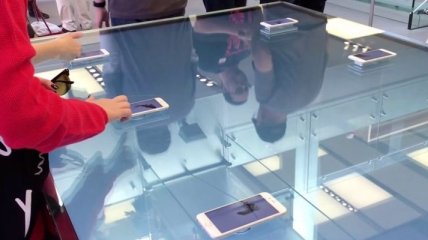 В Apple Store появились интерактивные 3D Touch столы