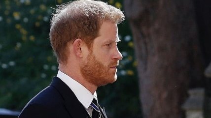 Принц Гарри приехал на похороны принца Филиппа: первый выход внука Елизаветы II в Лондоне