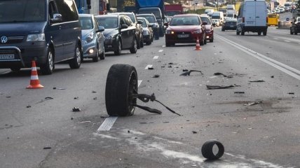 В Киеве отпавшее колесо стало причиной тройного ДТП