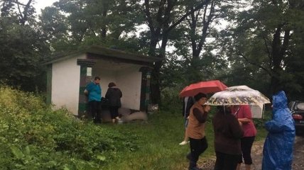 Молния убила 3 человек на остановке в Ивано-Франковской области