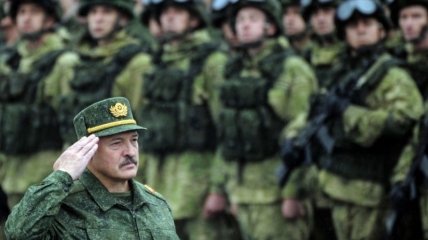 Александр Лукашенко помогает путину в войне