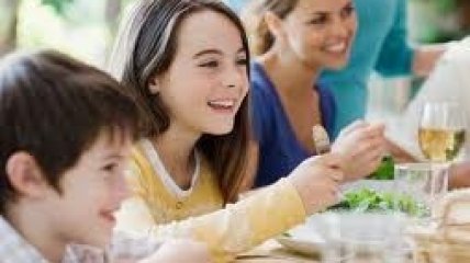 Семейные ужины оберегают детей от вредных привычек