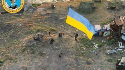 Украинский флаг на Змеином