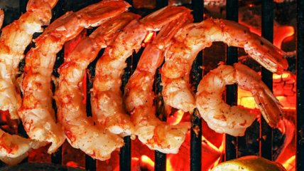 Креветки на мангалі (відео)