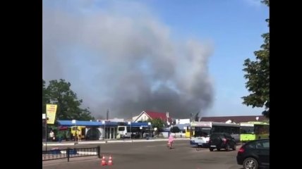 В Чугуеве под Харьковом пылает рынок, идет эвакуация людей  (видео)