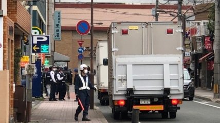 Ворвался в кафе с ножом: мужчина в Японии захватил заложников 