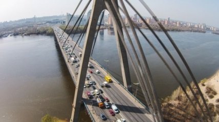 В Киеве мужчина спрыгнул с Северного моста