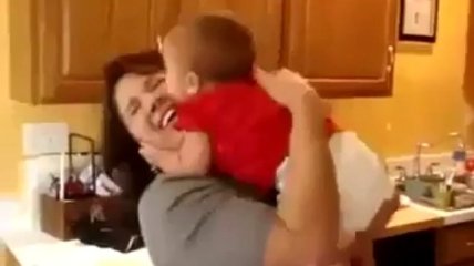 Целовальная атака: мама самая вкусная (смешное видео)