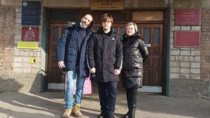 Никита Уваров (в центре) с адвокатом и мамой