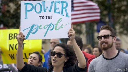 Жителей США уволили за невыход на работу в "День без мигранта"