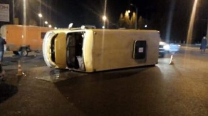 Во Львове перевернулась маршрутка с пассажирами: водитель был пьян