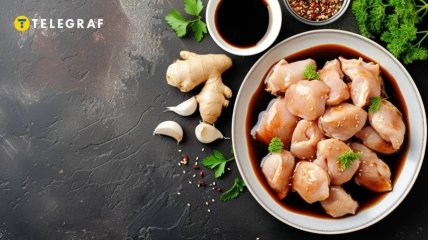 Курица в соевом соусе – отличный вариант сытного и пикантного ужина (изображение создано с помощью ИИ)