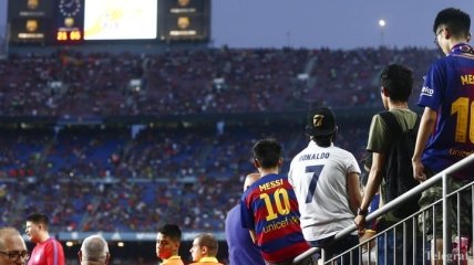 "Mealdo": болельщик пришел на матч "Барселоны" и "Реала" в необычной футболке 