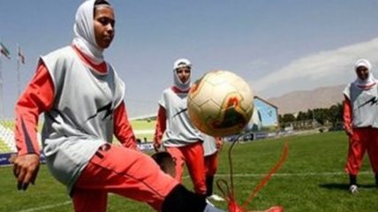 Теперь в футбол можно играть в хиджабах и тюрбанах