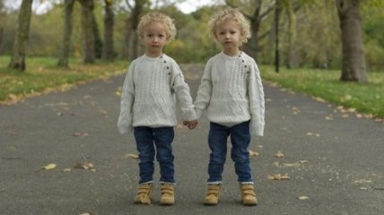 Фотограф снимает близнецов, чтобы показать их различия (Фото)