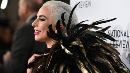В платье-смокинге Ralph Lauren и перьях: Леди Гага заворожила необычным образом